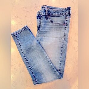 Womens universal thread mid rise jegging size 8/29S light wash